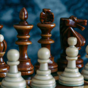 Jak ustawia się figury w szachach?