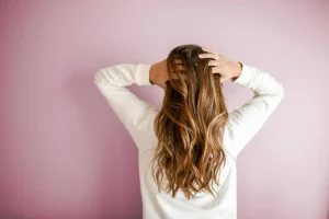 Ile odrastają włosy? Czynniki i metody stymulujące porost włosów